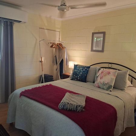 J & Ella'S Holiday House - 1 Bedroom, 1 Bathroom Home クックタウン エクステリア 写真